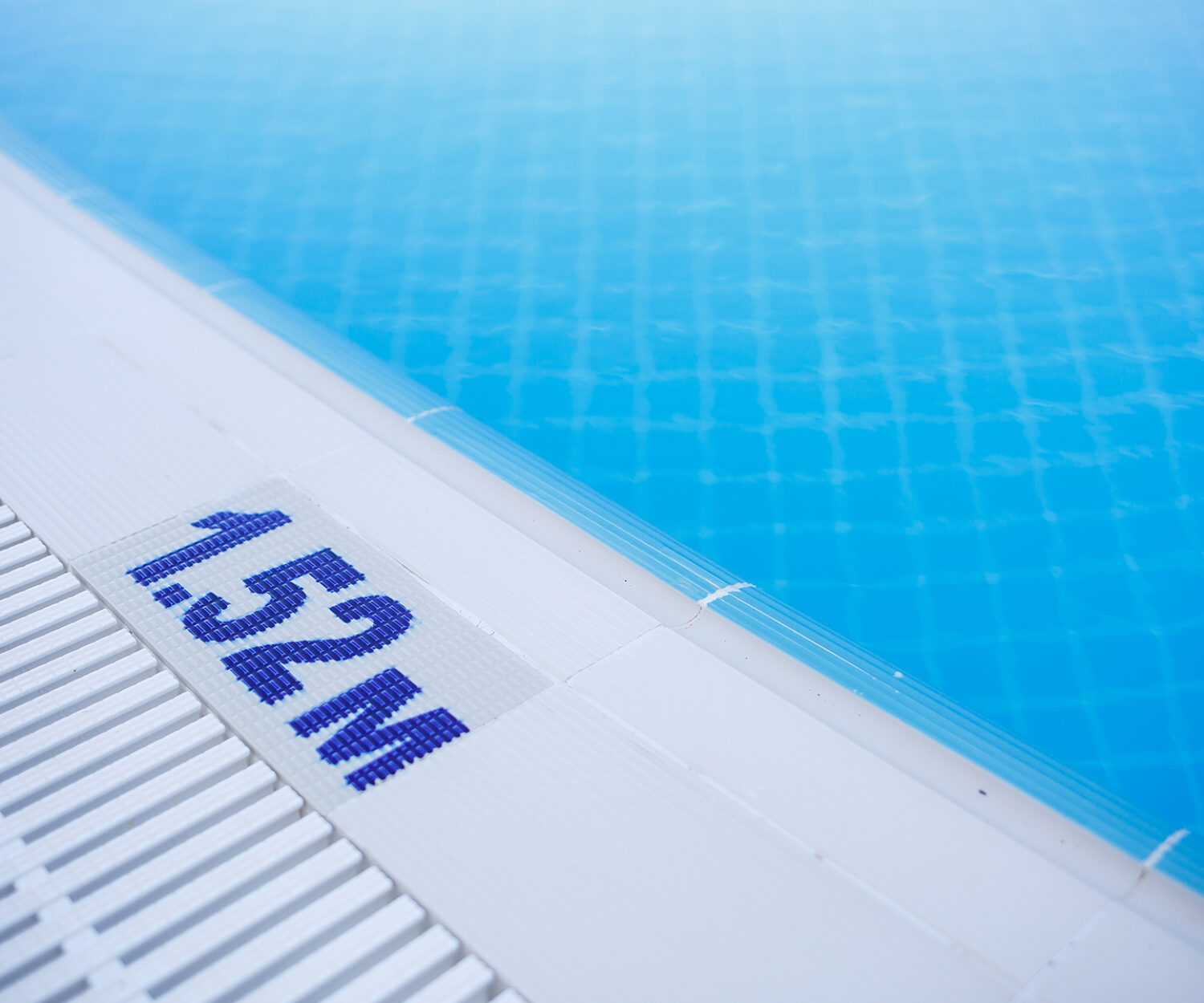 Swimming pool depth warning sign 1.52m for adults indicated on the side